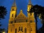 Leliūnų bažnyčia naktį