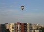 Oro balionas virš stogų